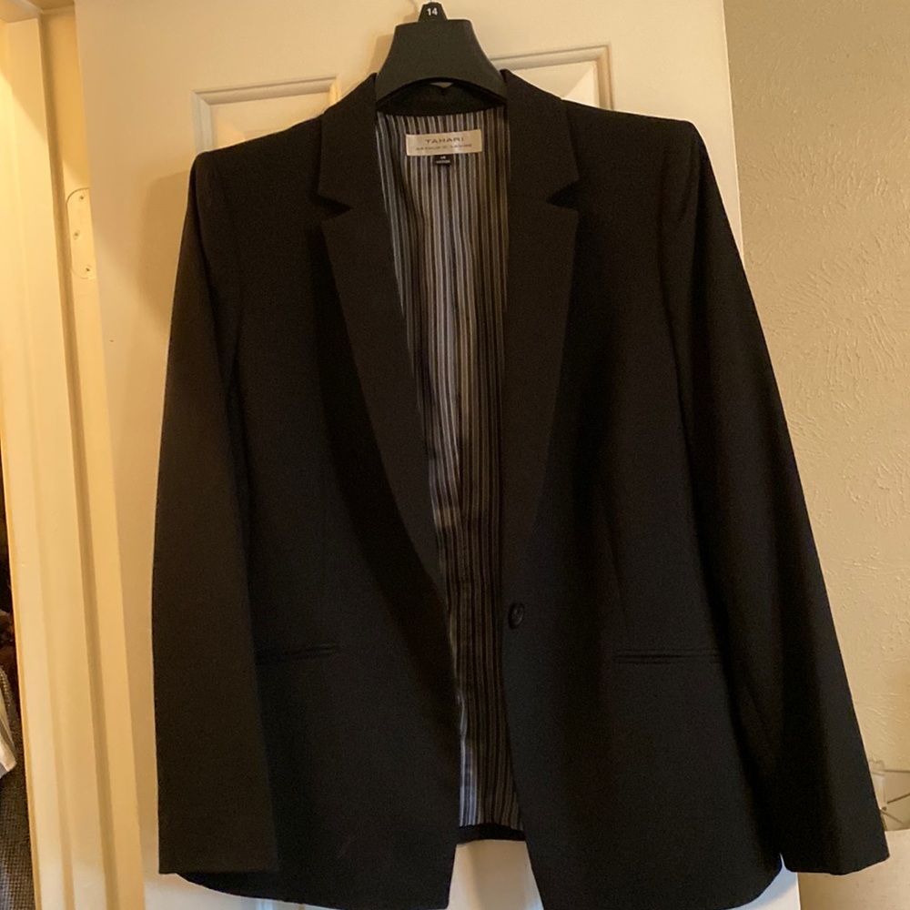 Never worn Tahari blazer size 14